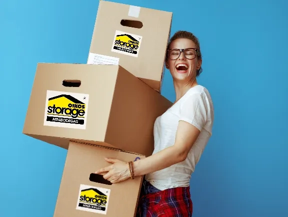 Mujer cargando cajas de OIKOS Storage